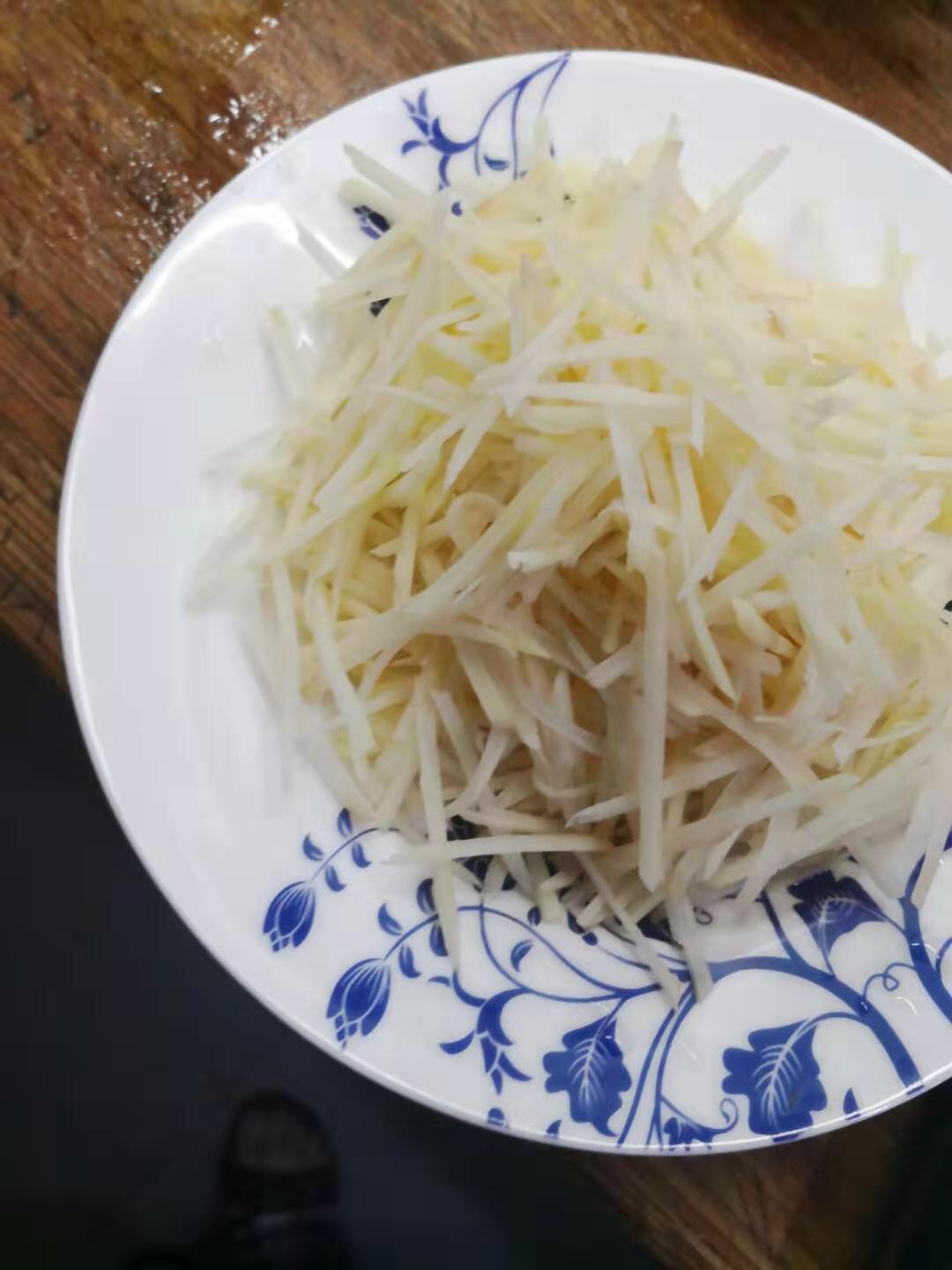家常芹菜炒土豆丝的做法 步骤2