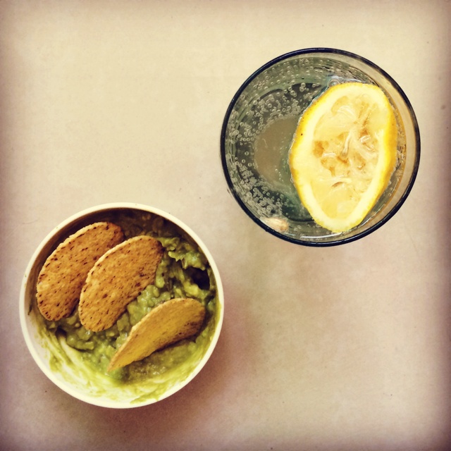 牛油果酱配玉米片