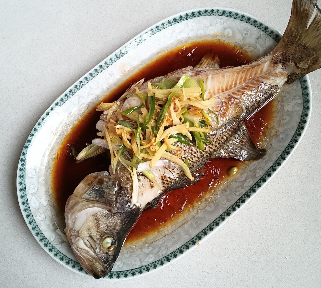 清蒸鲈鱼🐠最简单的做法，鱼肉鲜嫩无腥味！