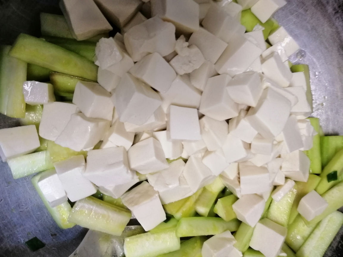 丝瓜炖豆腐的做法 步骤3