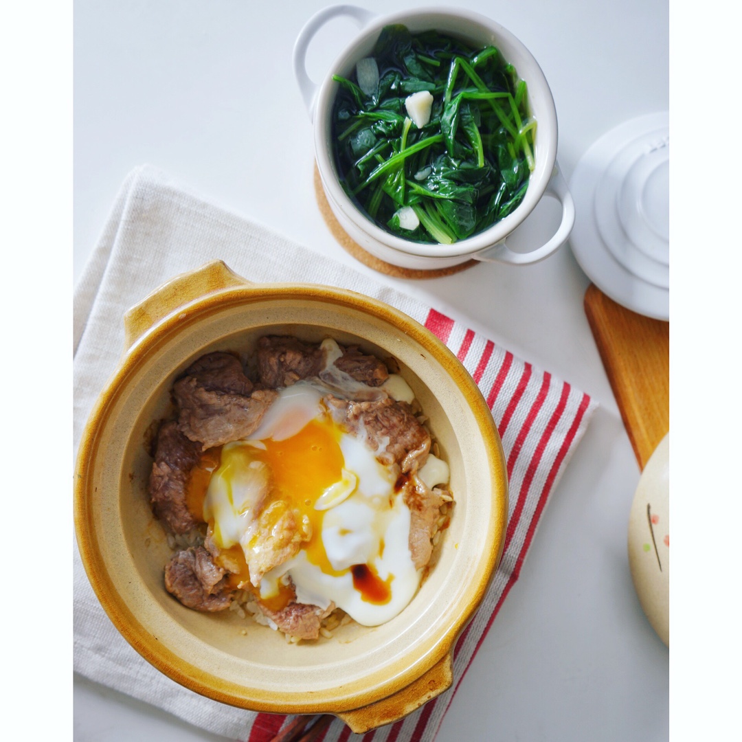 窝蛋牛肉饭