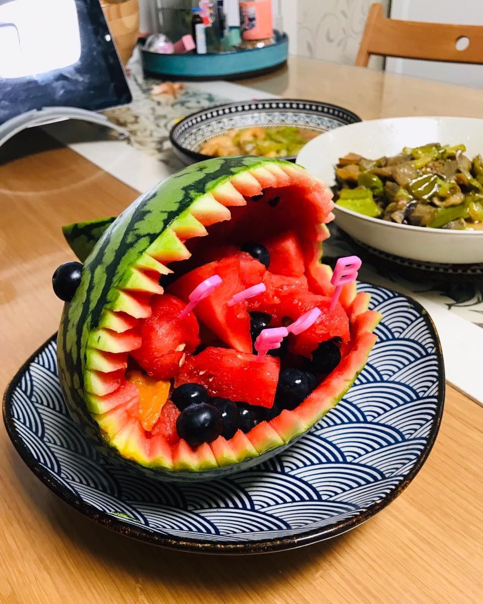 超级酷炫的鲨鱼西瓜雕