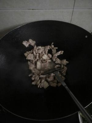 蒜苗炒猪肉的做法 步骤4