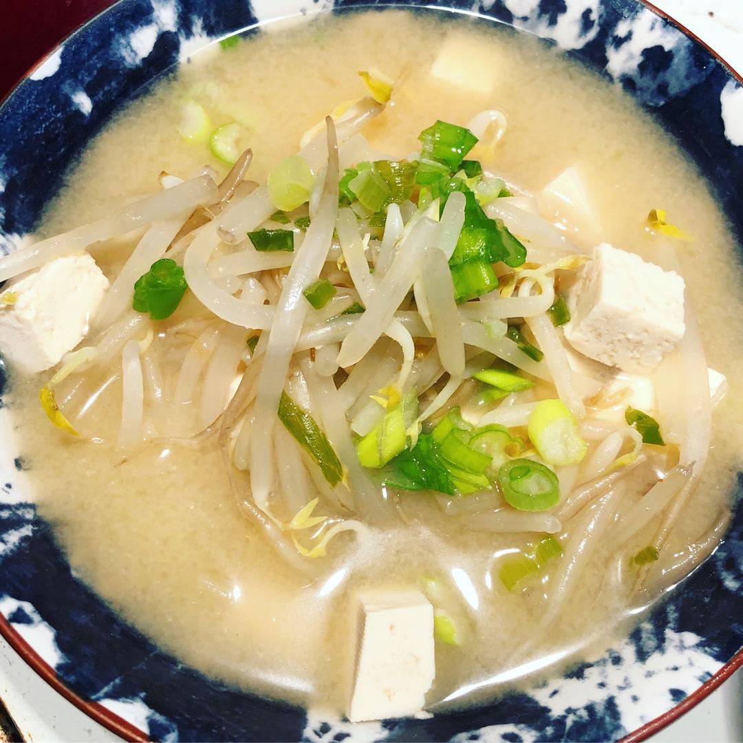 豆腐裙带菜味噌汤