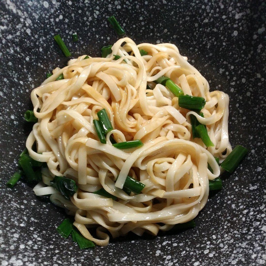 葱爆面—就是汪涵在天天向上里面做的那个啦