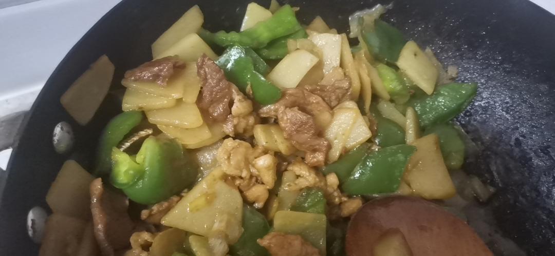 青椒土豆片炒肉