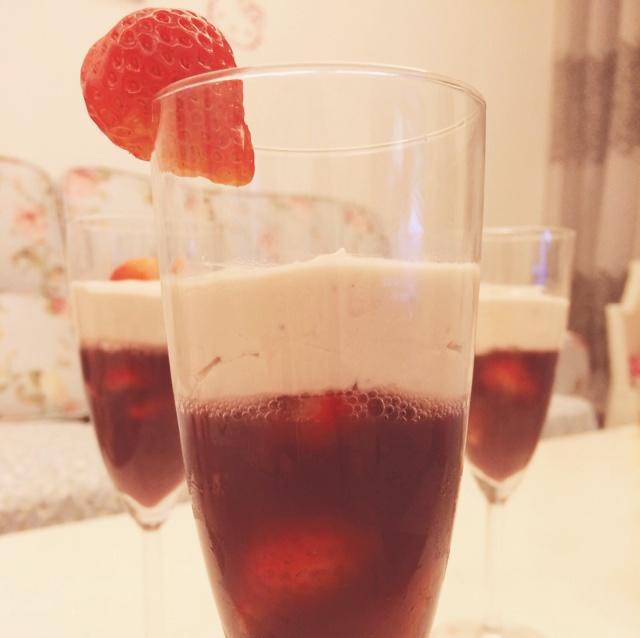 草莓红酒奶油冻