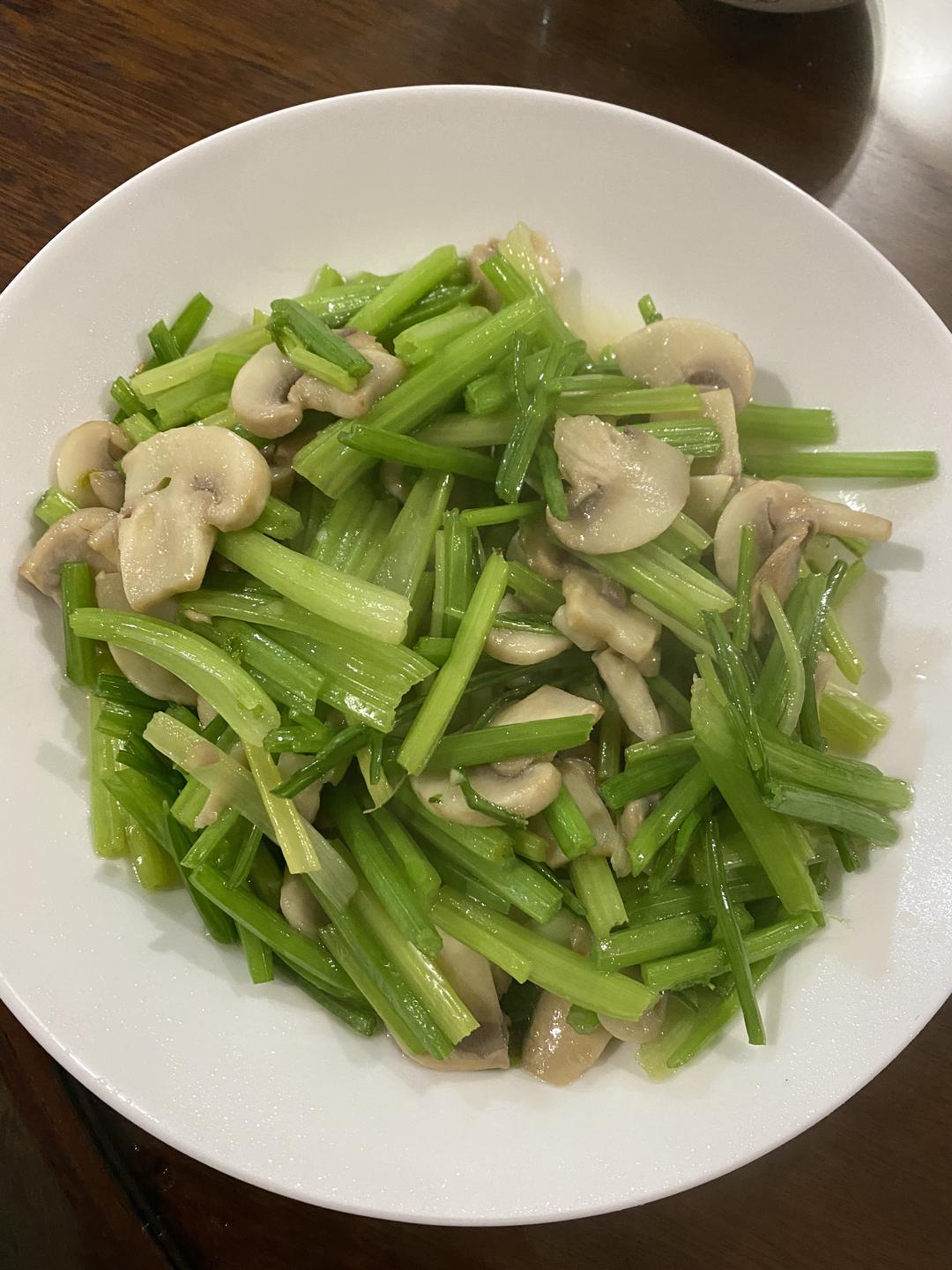 芹菜炒蘑菇的做法