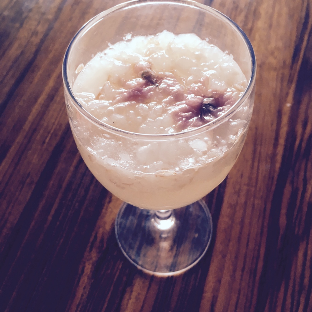 盐渍樱花荔枝朗姆饮