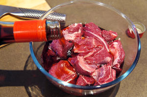喝不完的红酒：法式红酒炖牛肉 Beef Bourguignon的做法 步骤2