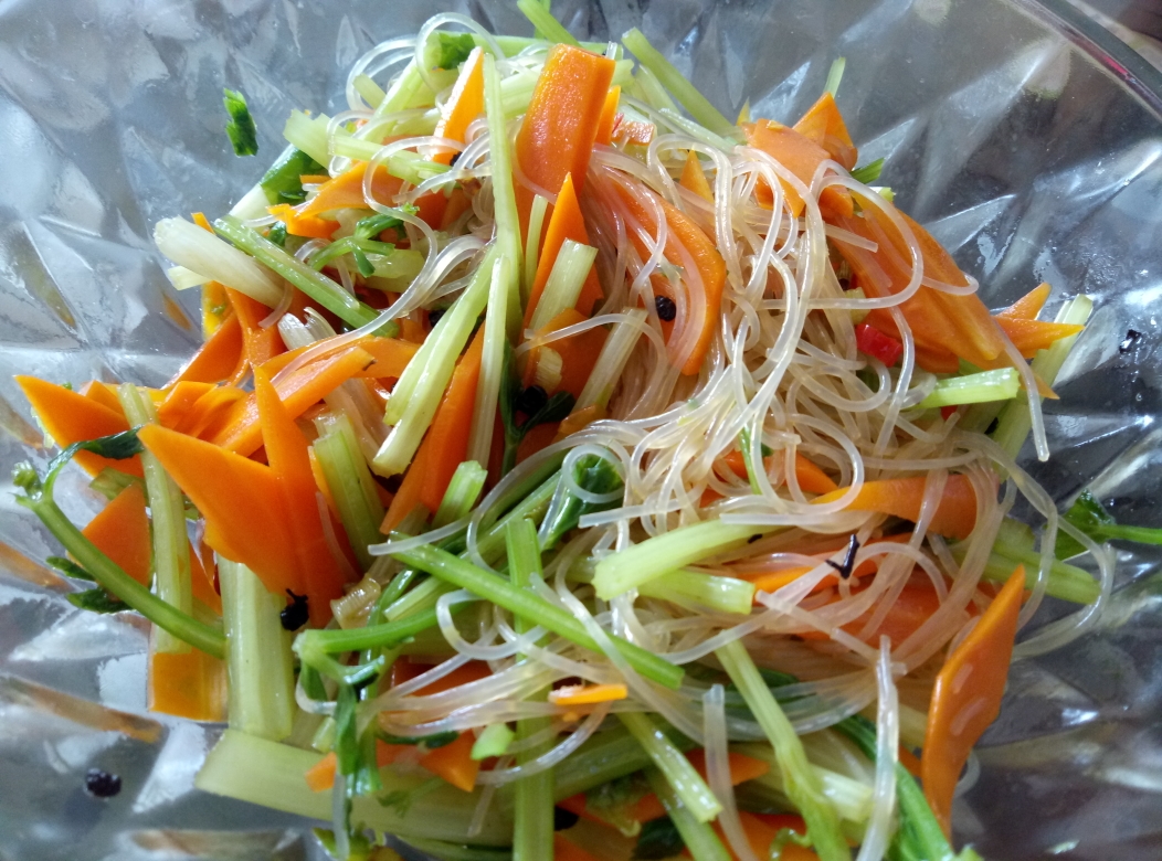 胡萝卜拌小芹菜的做法