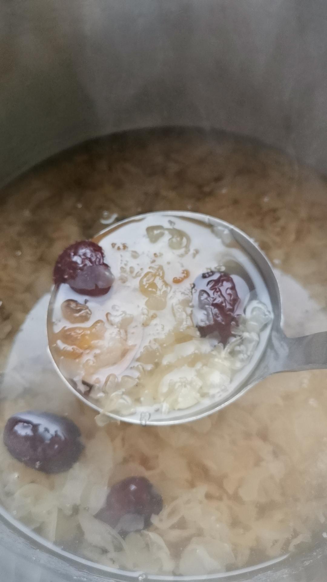 《桃胶皂角米雪燕银耳牛奶羹》据说一碗等于敷30片面膜的功效