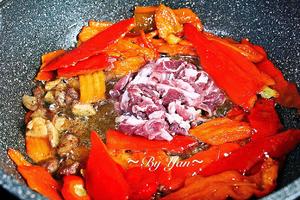 大红辣椒炒肉的做法 步骤5