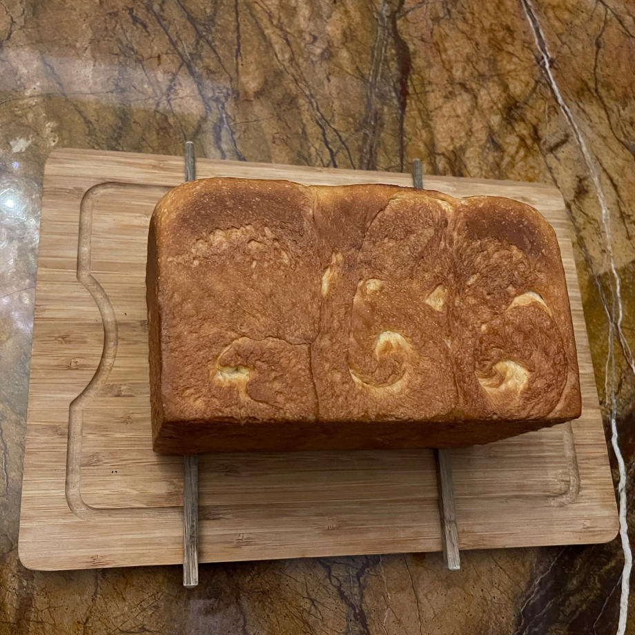 用烤箱自己做面包--手工牛奶吐司面包