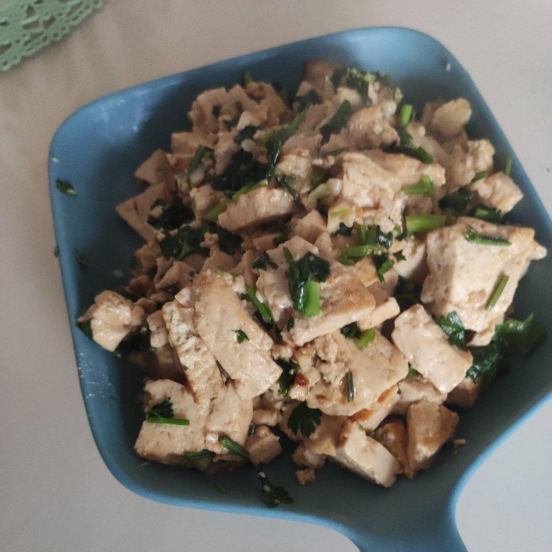 不放肉也超下饭的葱焖豆腐