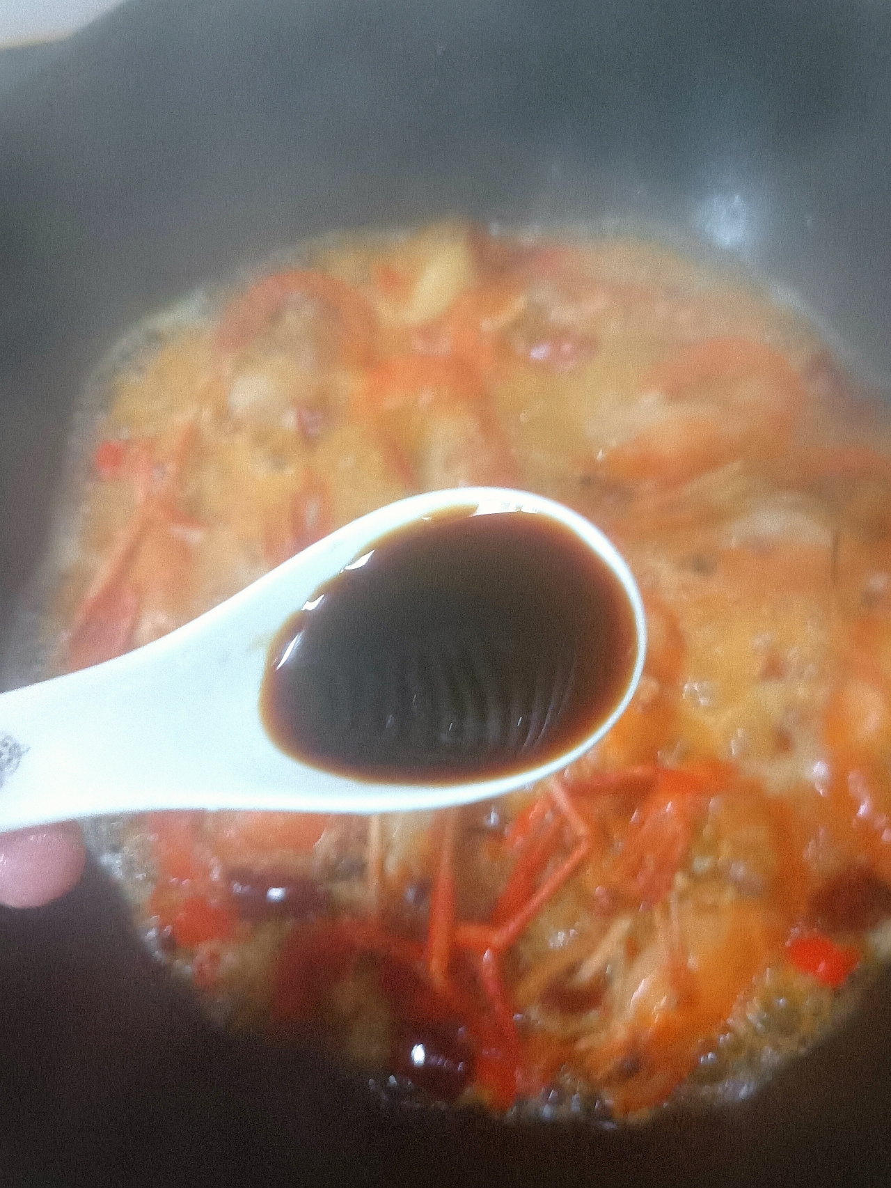 蒜香油焖大虾的做法 步骤7