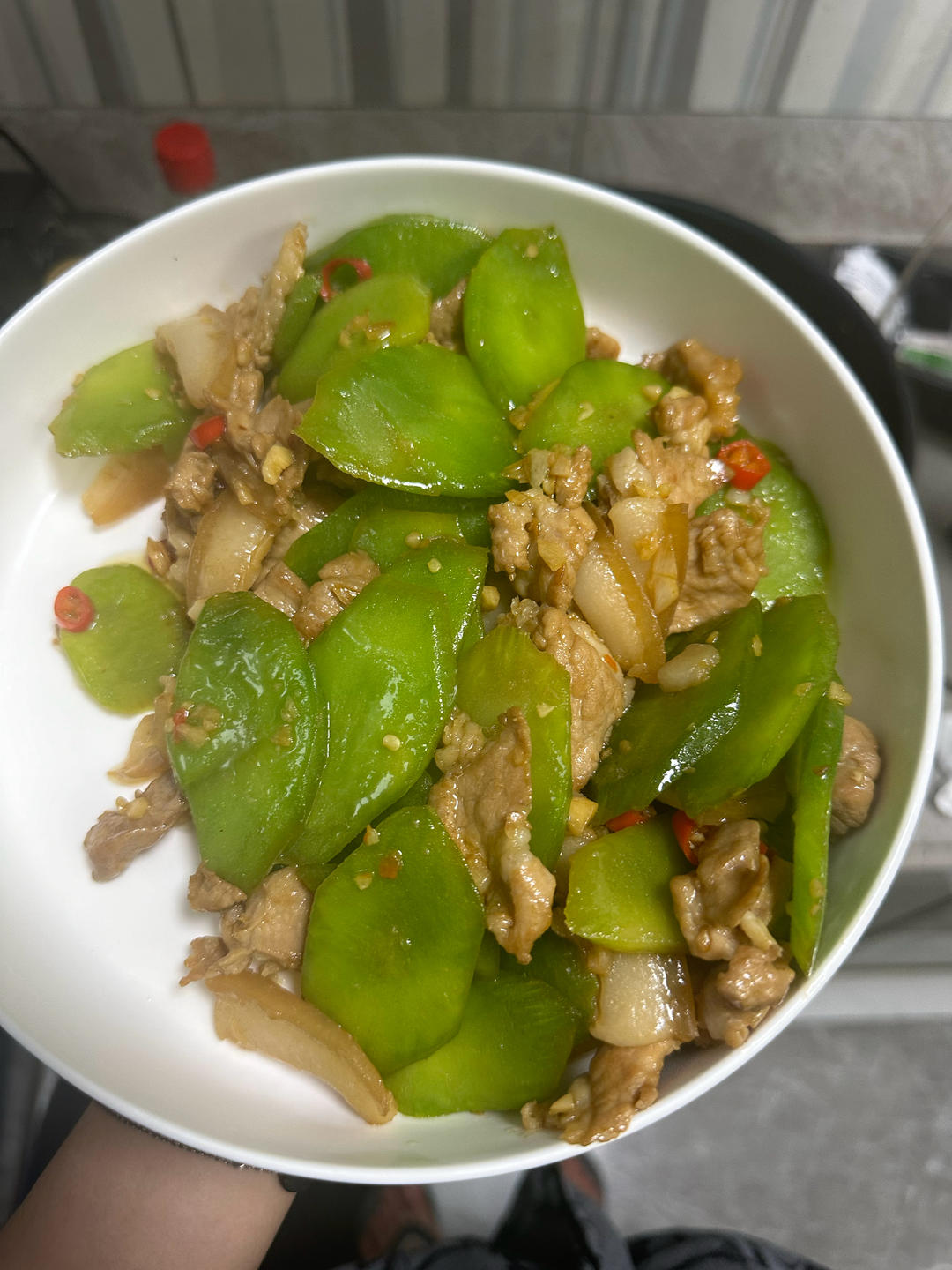 简单好吃下饭的莴笋炒肉来啦！