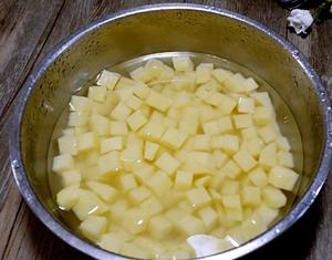 酸豆角土豆丁的做法 步骤5