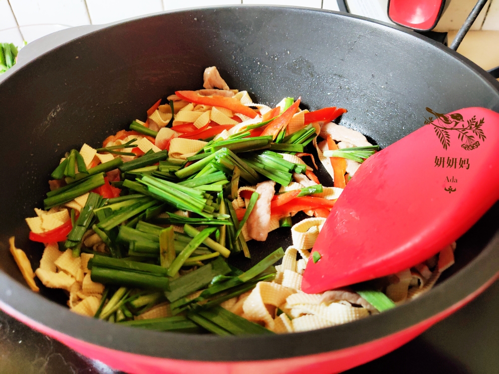 肉丝豆腐皮炒♨韭菜丨马克西姆不粘锅的做法 步骤7