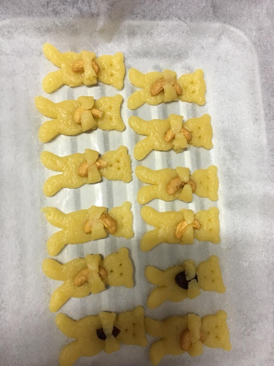 抱杏仁的小熊（造型饼干）