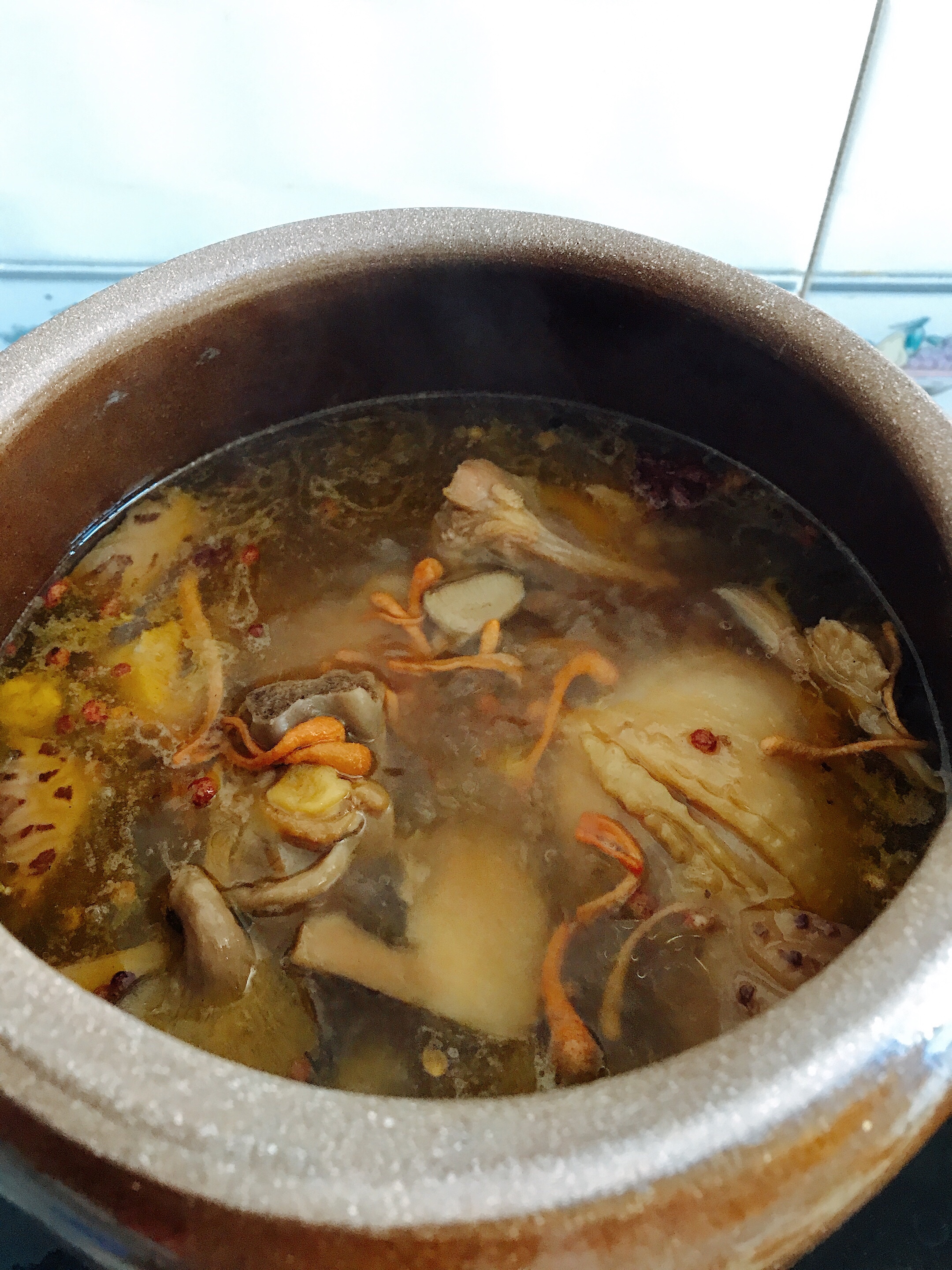 砂锅虫草菇芡实薏米鸡汤的做法