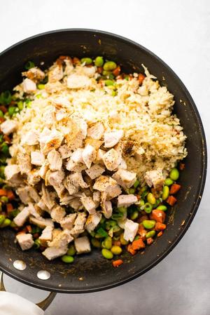 【健康午餐/晚餐食谱 | 鸡胸肉花椰菜无米炒饭】的做法 步骤1