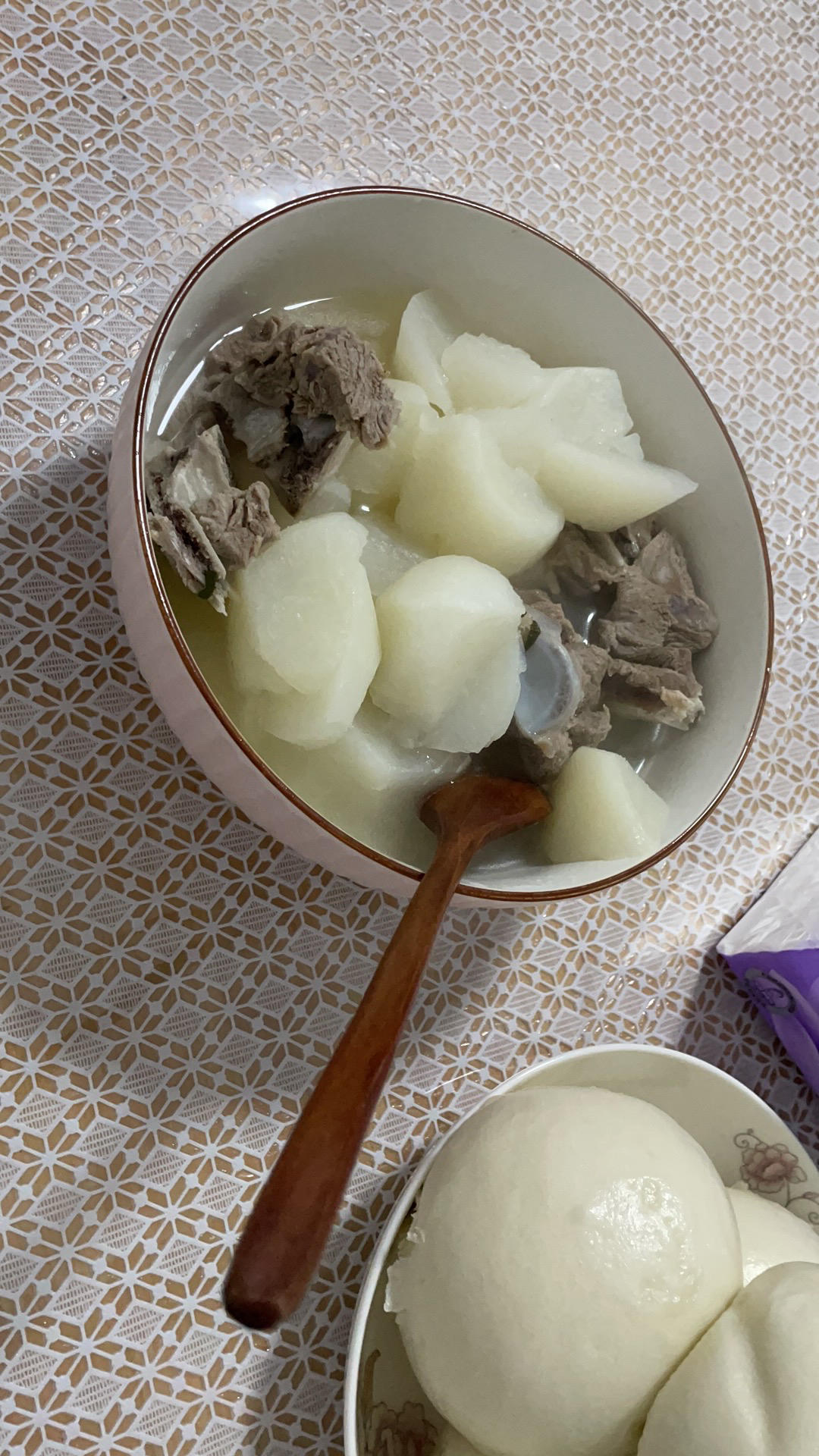 白萝卜排骨汤～～～食材简单但清甜好喝