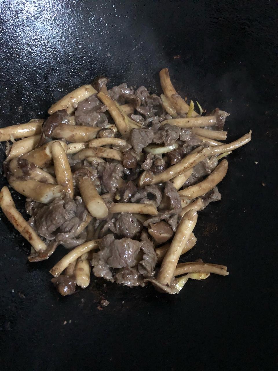 牛肉丝炒茶树菇