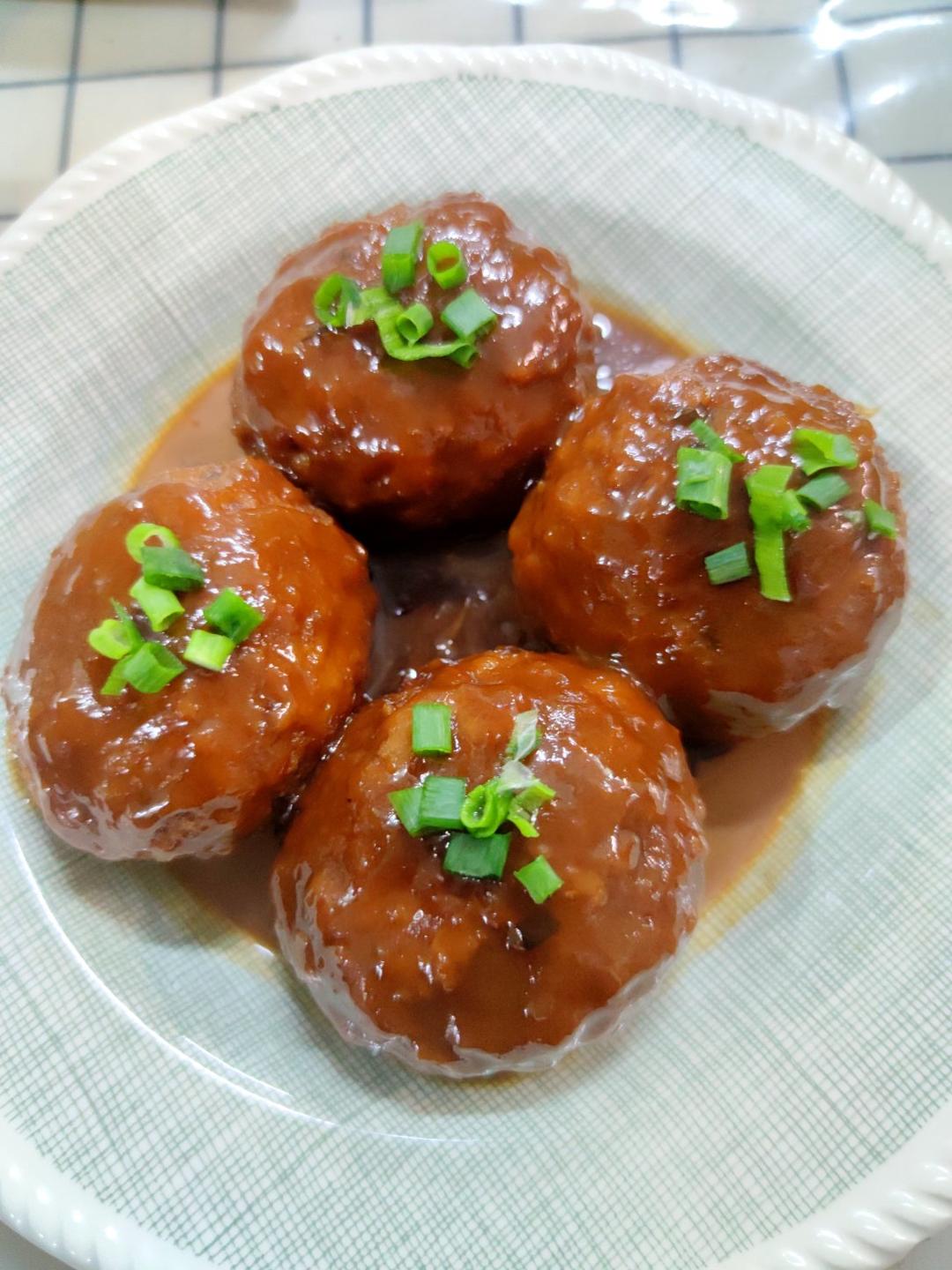梅花猫做的四喜丸子红烧狮子头
