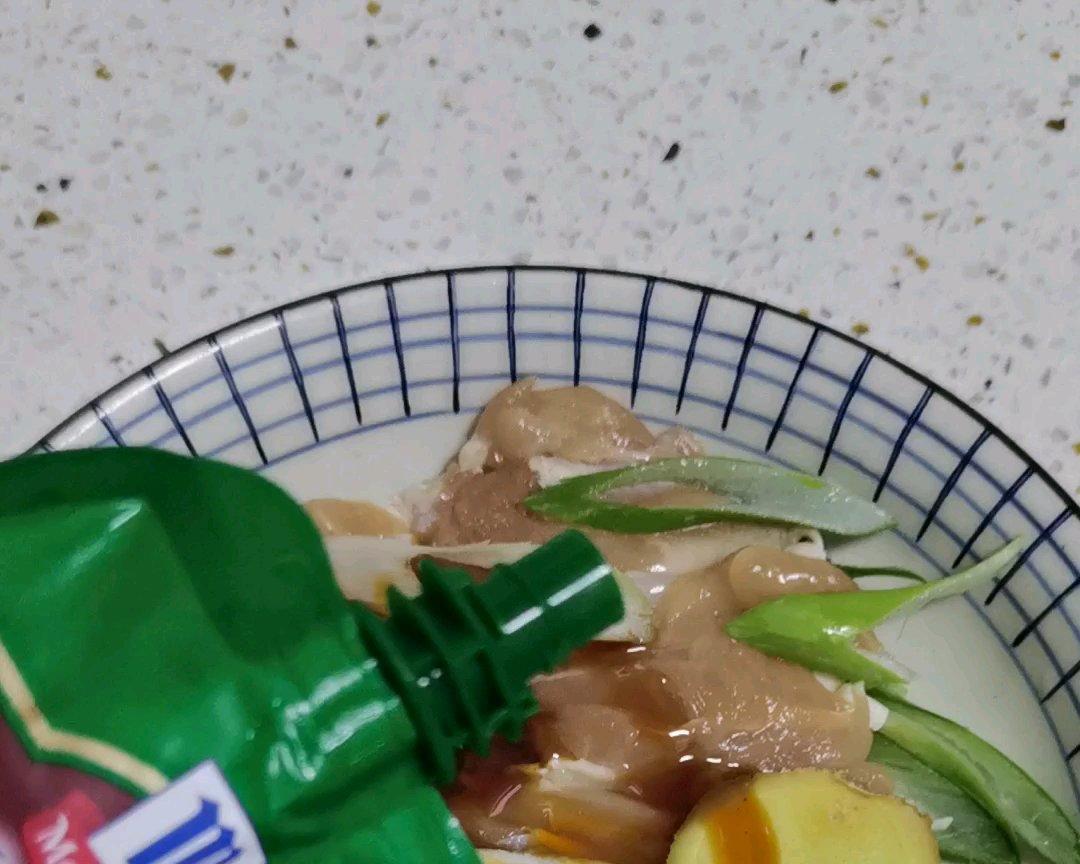 史上用料最少用时最短3岁娃都可操作的照烧鸡腿的做法 步骤3