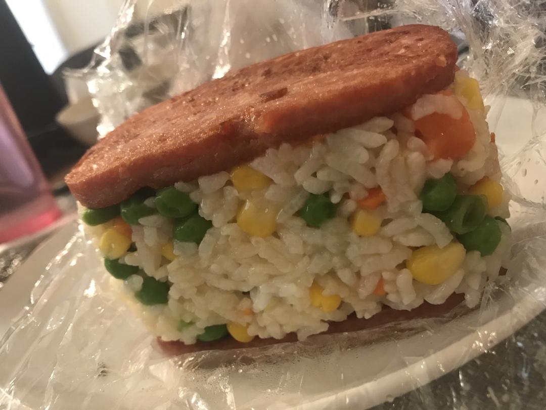 超厚超满足的午餐肉饭团
