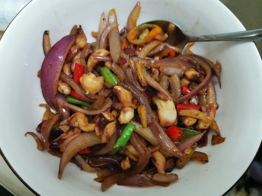 爆炒鱿鱼须，加上这一步，可以与铁板鱿鱼媲美