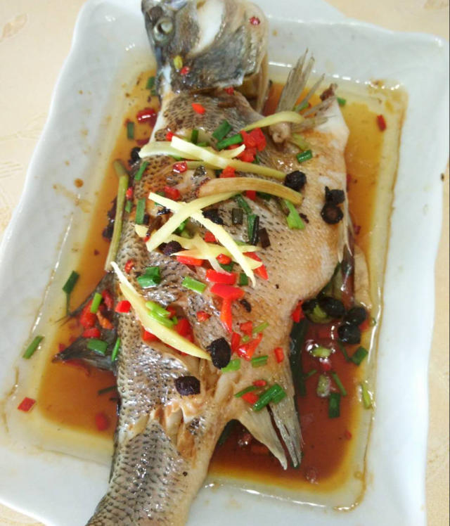 葱油彩椒蒸鲈鱼