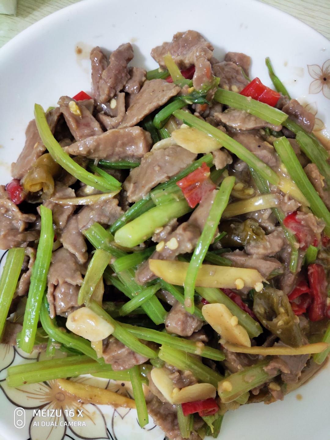 牛肉炒芹菜(不老不柴嫩滑多汁)