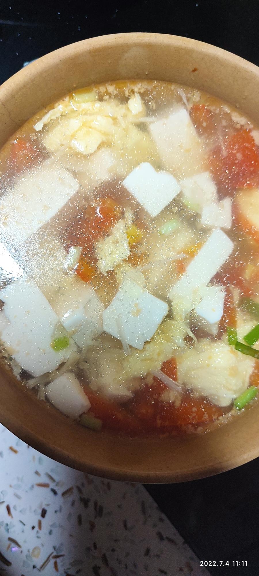 用料西红柿1个鸡蛋1个金针菇半把内脂豆腐一盒盐适量西红柿金针菇鸡蛋