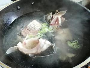 豆腐鱼汤的做法 步骤2