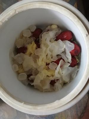 银耳莲子红枣汤的做法 步骤1