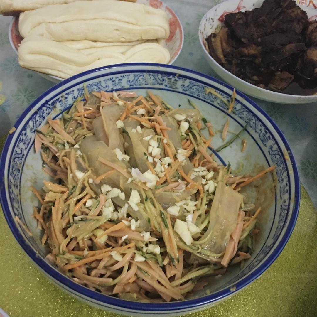 五彩麻酱拉皮