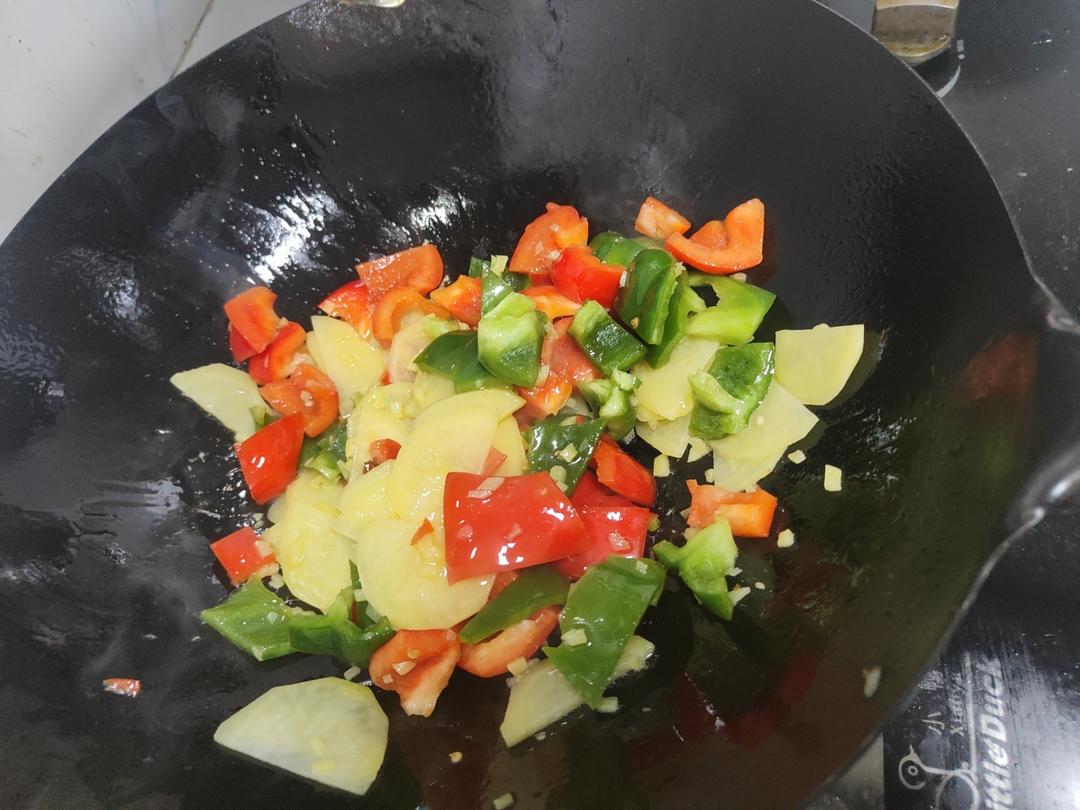 青紅椒炒土豆片的做法 步驟5