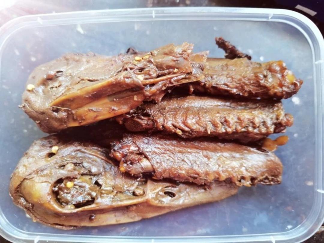 自制周黑鸭卤鸭翅鸭锁骨甜辣