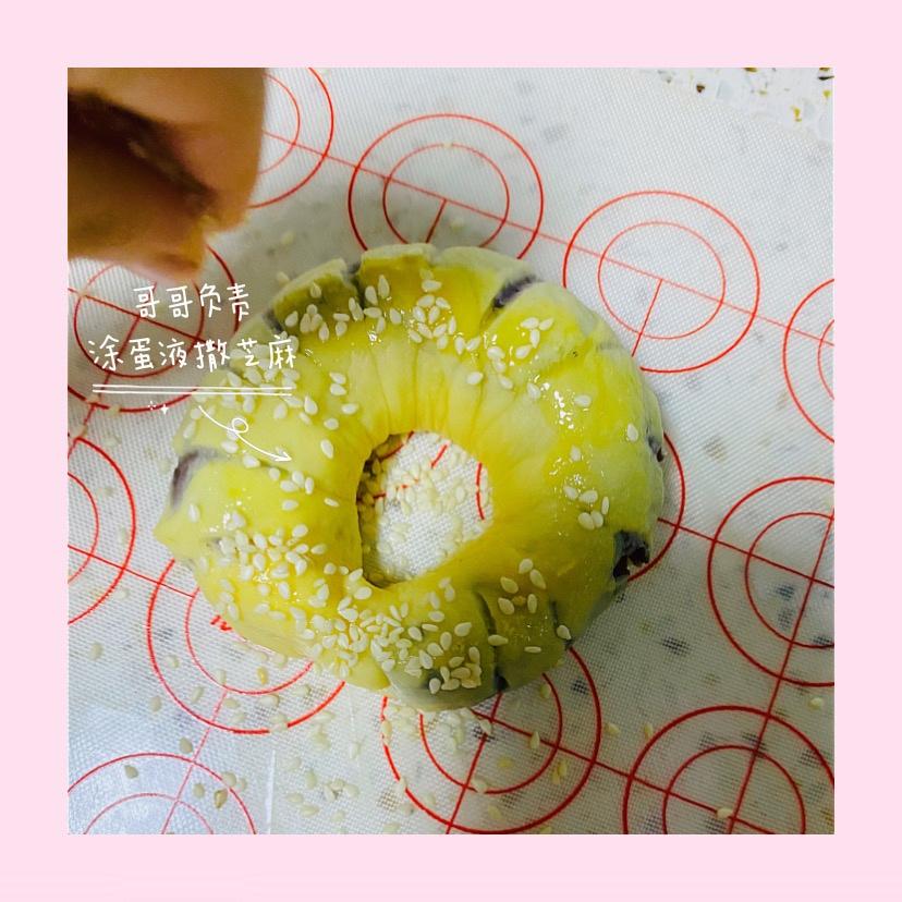 松软可口的红豆沙面包卷