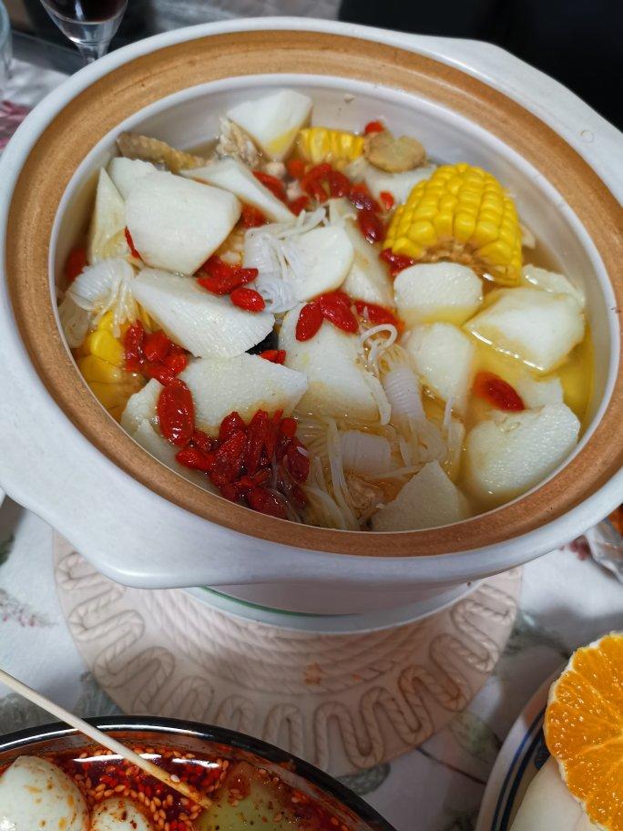 这样炖鸡汤不油腻又好喝，玉米山药鸡汤，来一碗去寒又营养的鸡汤吧