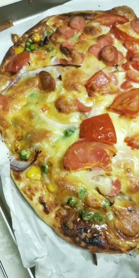 含宣软饼皮做法、自己在家也能做出馅料十足、超拉丝的美味诱人披萨