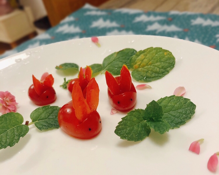 简单漂亮的摆盘—番茄小兔子的做法