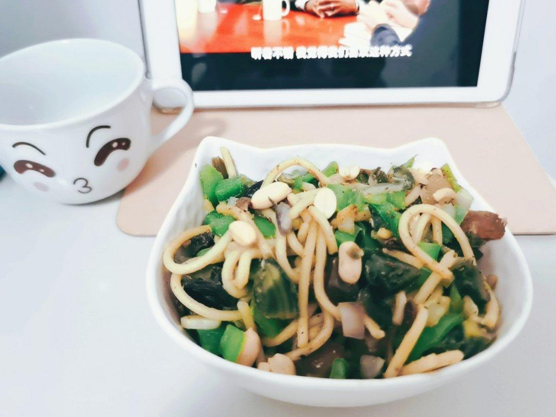 青椒皮蛋辣花生碎全麦意面【健康一锅端】