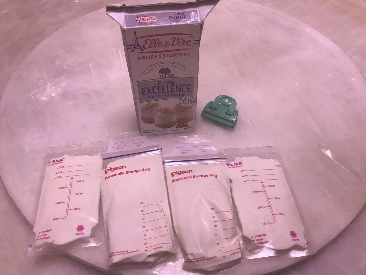 母乳袋巧存储淡奶油的做法 步骤2