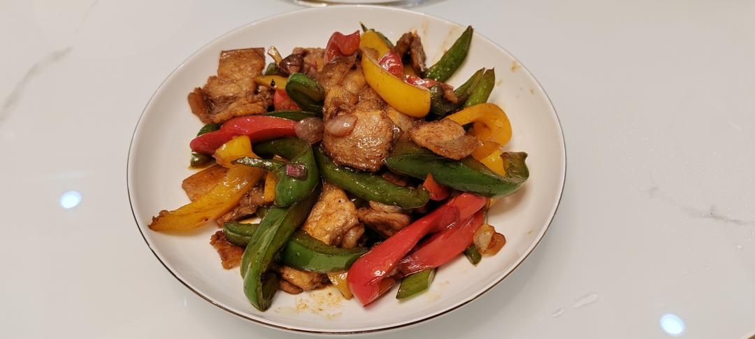 青红椒焖炒五花肉