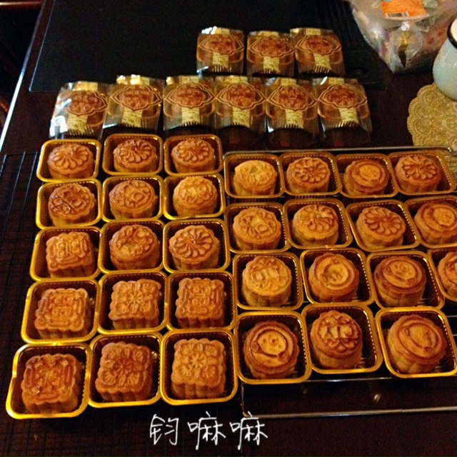 广式月饼—蛋黄莲蓉月饼