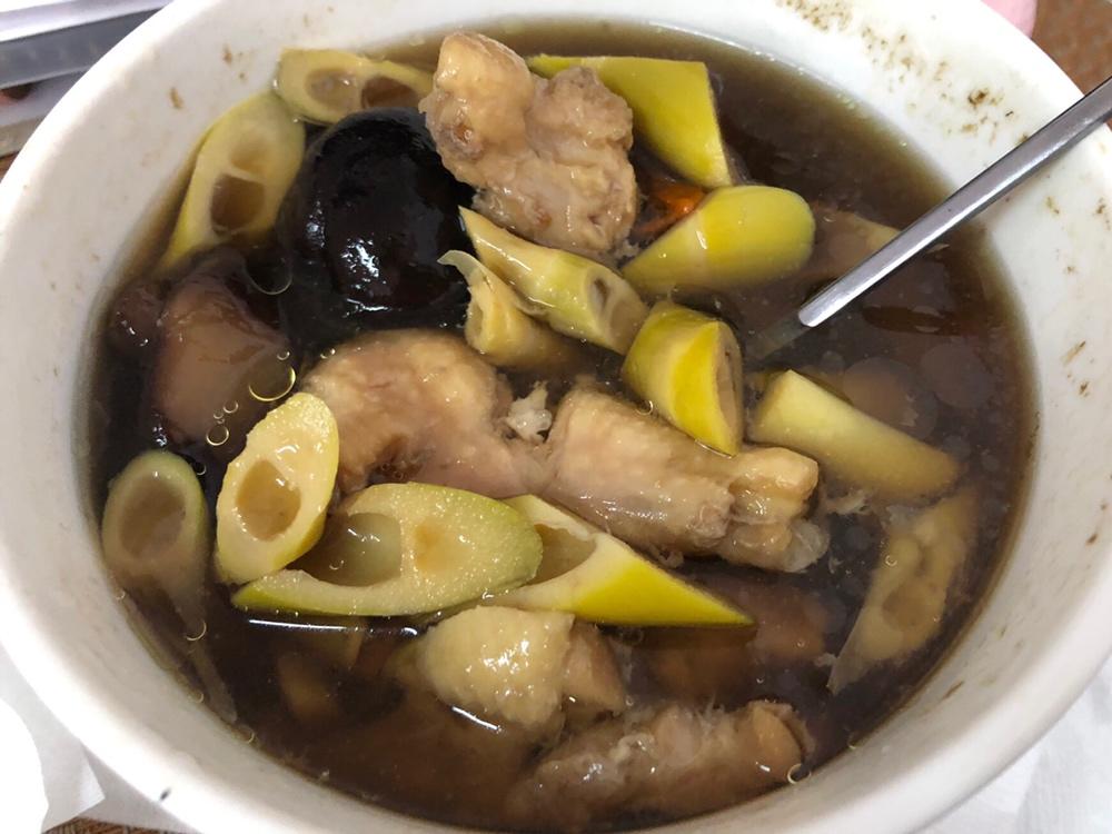 肠胃系列─鲜掉眉毛的竹笋炖鸡汤