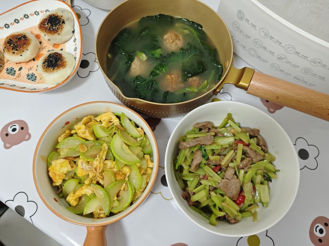 下饭神器又来了，试试这道芹菜炒牛肉！！